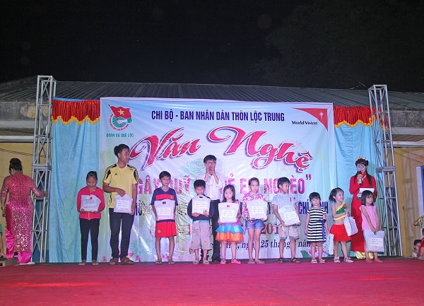 Ban Nhân dân thôn - Ban Công tác Mặt trận - Chi đoàn Thanh niên thôn Lộc Trung xã Quế Lộc tổ chức đêm Văn nghệ "Gây quỹ người nghèo"