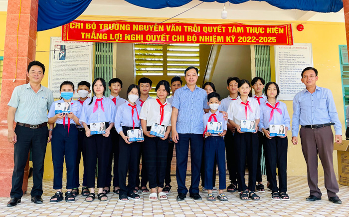 Bí thư Huyện ủy Quảng Văn Ngọc thăm và tặng quà học sinh trước thềm năm học mới 2022-2023