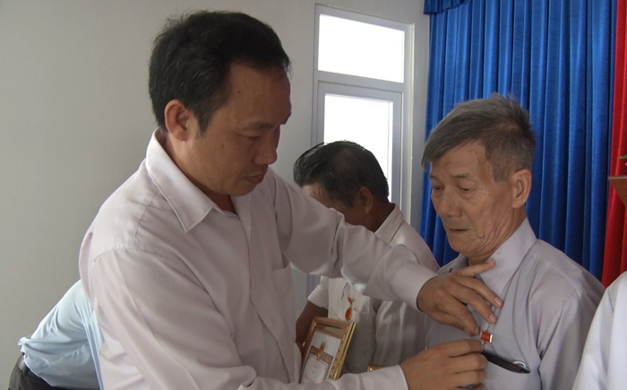 Phó Bí thư Thường trực Huyện ủy Ngô Văn Sỹ dự lễ trao tặng Huy hiệu Đảng ở Phước Ninh