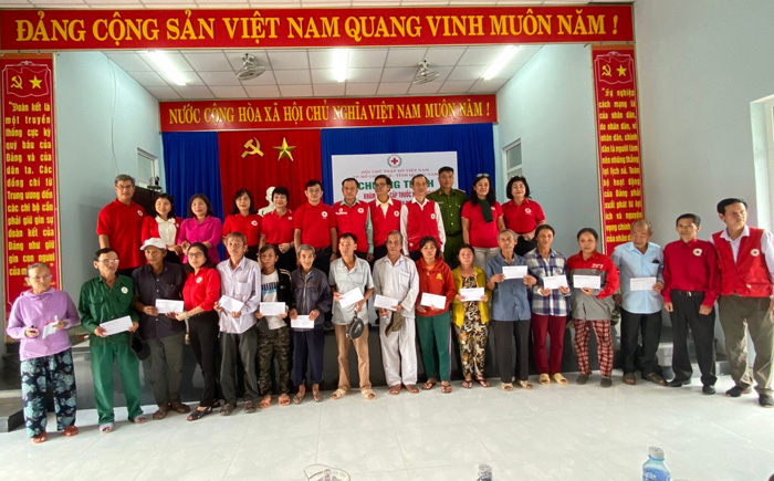 Hội Chữ thập đỏ TP Hồ Chí Minh khám bệnh, cấp thuốc miễn phí và tặng qùa cho người dân bị thiệt hại do thiên tai tại huyện Nông Sơn