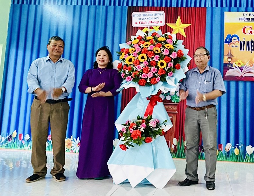 Gặp mặt cán bộ, giáo viên hưu trí nhân kỷ niệm 40 năm Ngày Nhà giáo Việt Nam 20.11