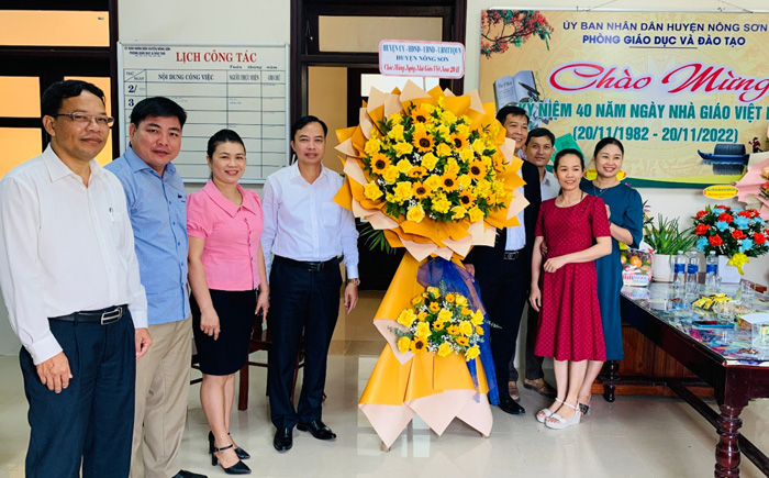 Lãnh đạo huyện thăm, chúc mừng ngày nhà giáo Việt Nam 20-11