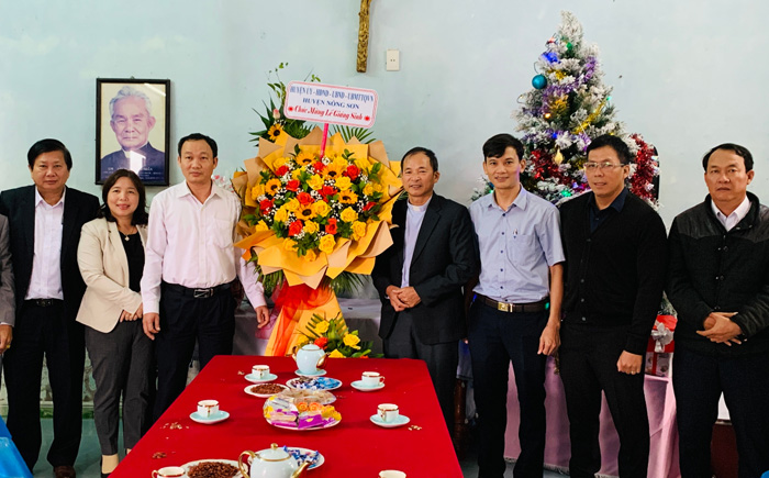 Lãnh đạo huyện Nông Sơn thăm, chúc mừng các cơ sở tôn giáo nhân dịp Giáng sinh 2022