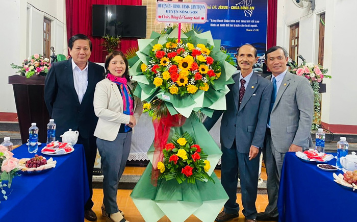Đồng chí Nguyễn Thị Thu Thủy - Phó chủ tịch UBND huyện thăm, chúc mừng các cơ sở tôn giáo nhân dịp Giáng sinh năm 2022