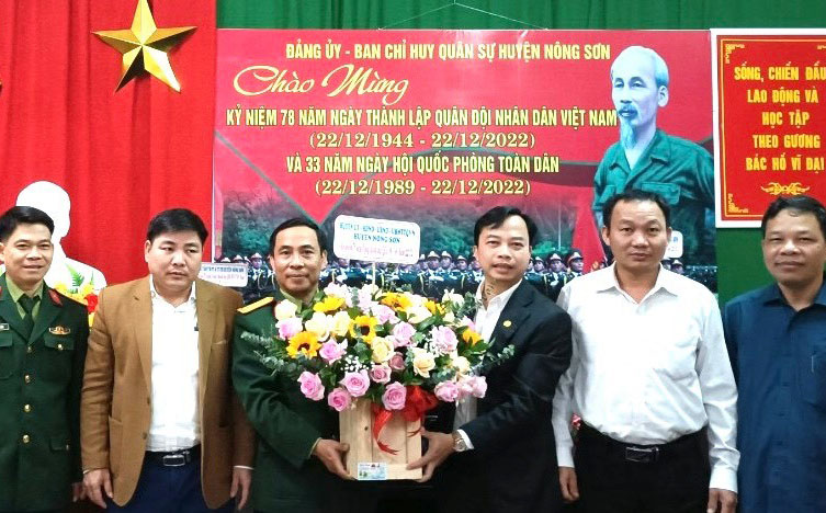 Lãnh đạo huyện thăm, chúc mừng Ngày thành lập Quân đội Nhân dân Việt Nam