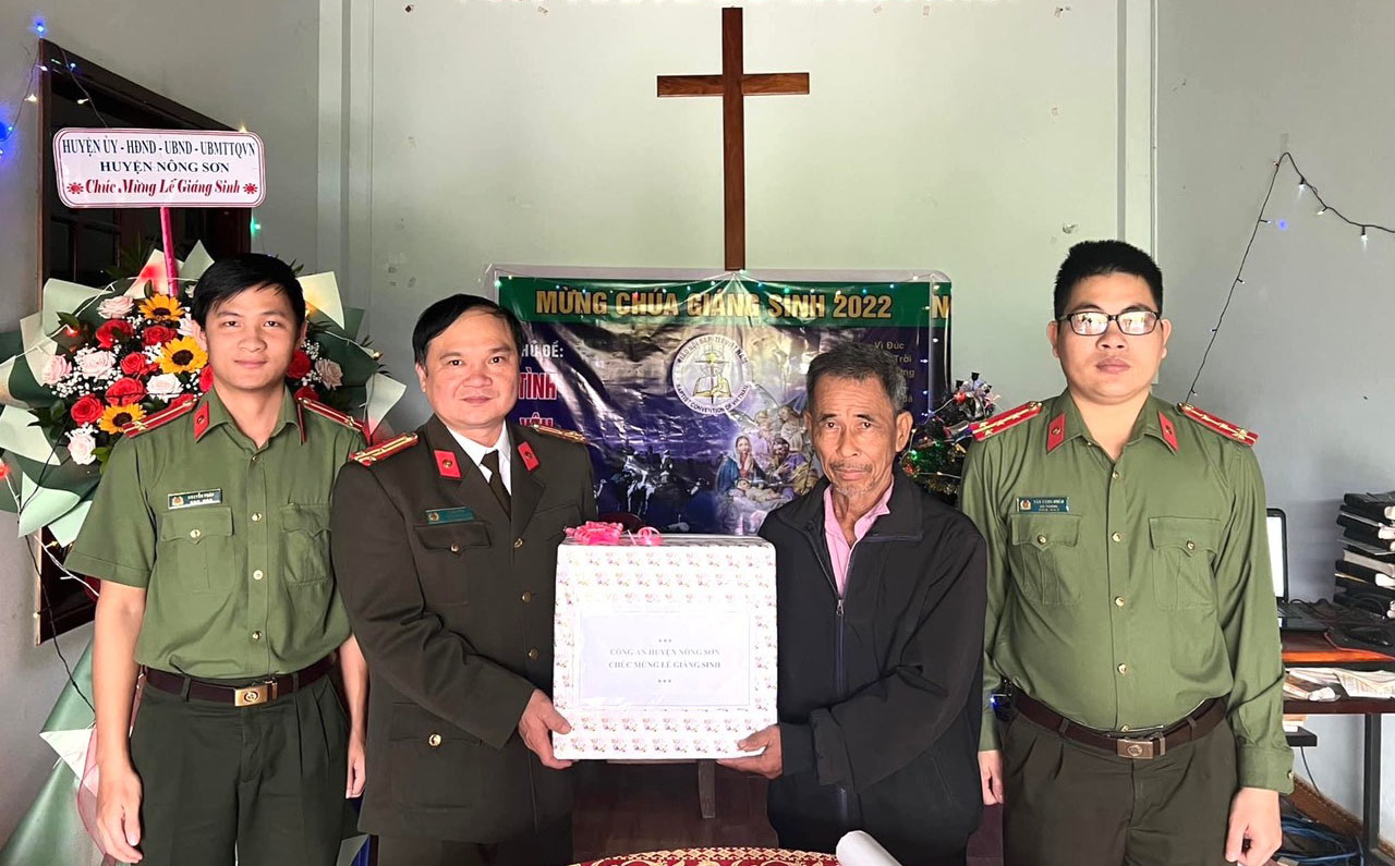 Lãnh đạo Công an huyện Nông Sơn chúc mừng Lễ Giáng sinh 2022