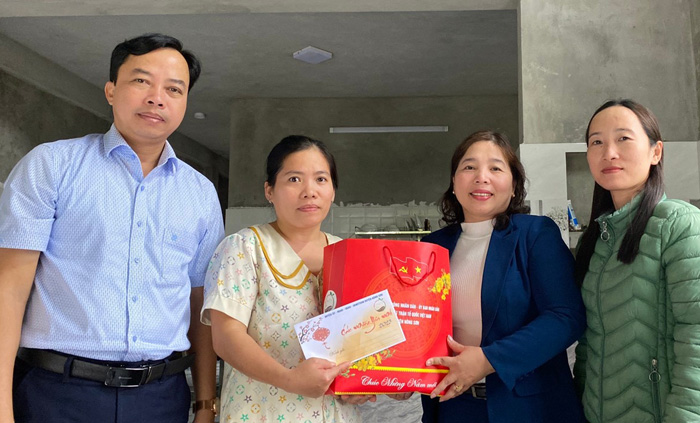 Nông Sơn: Lãnh đạo huyện thăm, tặng quà các hộ gia đình thoát nghèo tiêu biểu