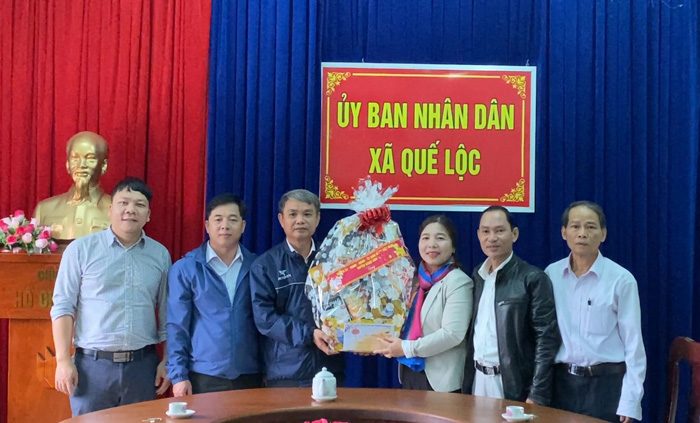 Phó Chủ tịch UBND huyện thăm, tặng quà Tết cho gia đình chính sách tại xã Quế Lộc
