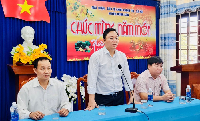 Chủ tịch UBND tỉnh Lê Trí Thanh thăm, tặng quà tết gia đình khó khăn huyện Nông Sơn