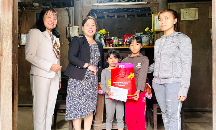 Ban Vì sự tiến bộ phụ nữ huyện Nông Sơn thăm, tặng quà trẻ em khó khăn
