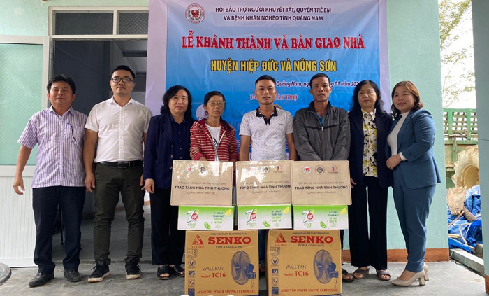 Bàn giao nhà cho hộ nghèo, hộ cận nghèo, đặc biệt khó khăn