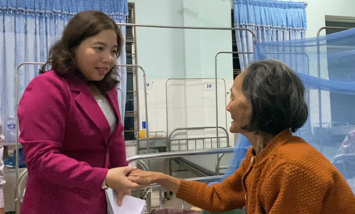 Lãnh đạo UBND huyện Nông Sơn thăm bệnh nhân đêm giao thừa.