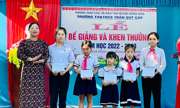 Phó Chủ tịch UBND huyện Nguyễn Thị Thu Thủy dự lễ bế giảng tại Trường TH&THCS Trần Qúy Cáp