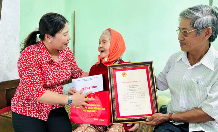 Phó Chủ tịch UBND huyện Nguyễn Thị Thu Thủy thăm, tặng quà người cao tuổi