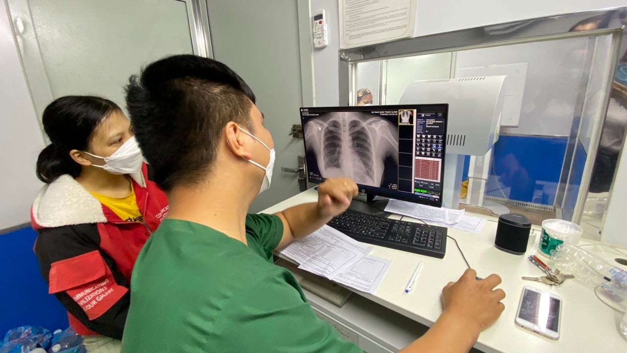 Khám sàng lọc bệnh phổi cho người dân Nông Sơn