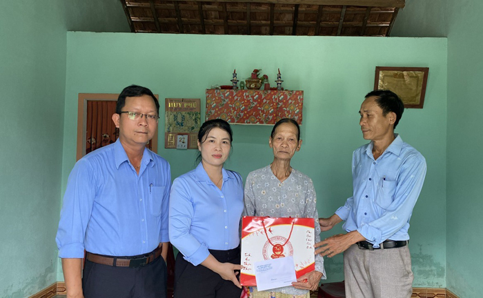 Phó Chủ tịch Thường trực HĐND huyện, Tào Thị Tố Điểm thăm các gia đình chính sách trên địa bàn huyện