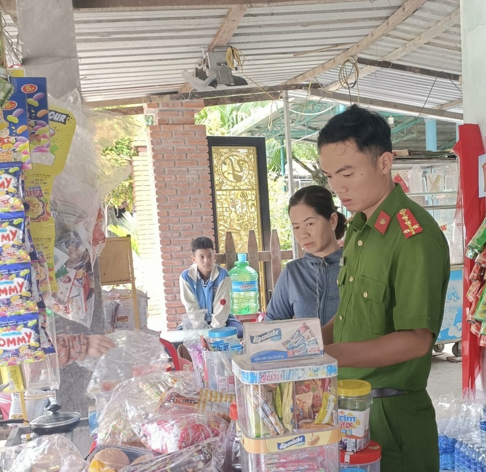 Nông Sơn: Kiểm tra vệ sinh an toàn thực phẩm tại các cơ sở buôn bán, kinh doanh thực phẩm trên địa bàn nhân dịp Tết Trung thu.