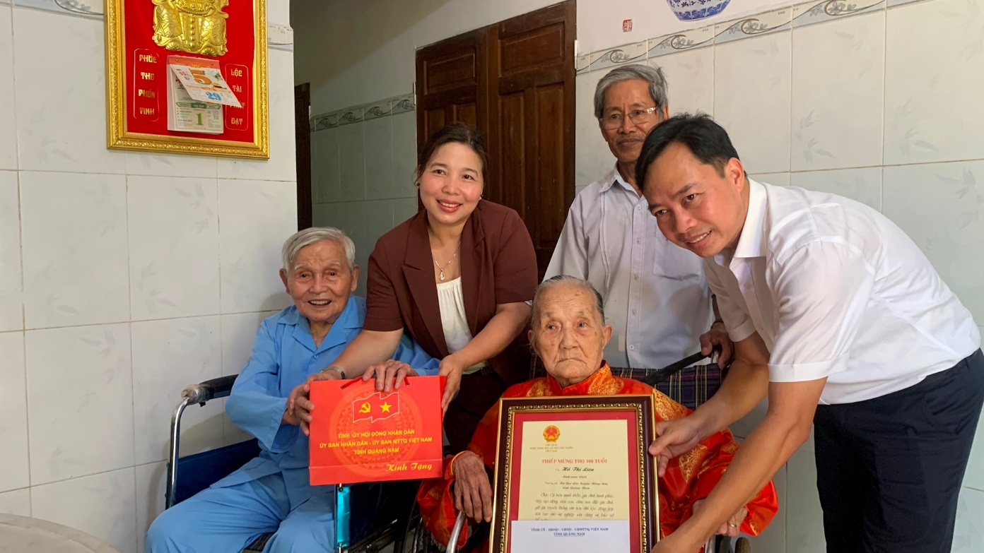 Thăm, chúc thọ người cao tuổi nhân kỷ niệm 83 năm Ngày truyền thống Người cao tuổi Việt Nam